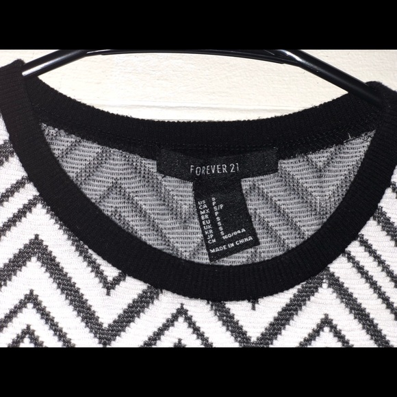 Black and white zig zag strip dress - Picture 3 of 5